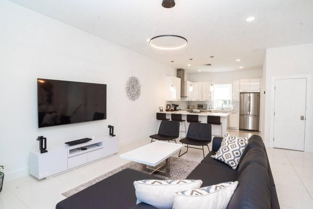 Across The Ocean Few Steps To Beach Contemporary Three Bedroom Townhouse Pompano Beach Εξωτερικό φωτογραφία