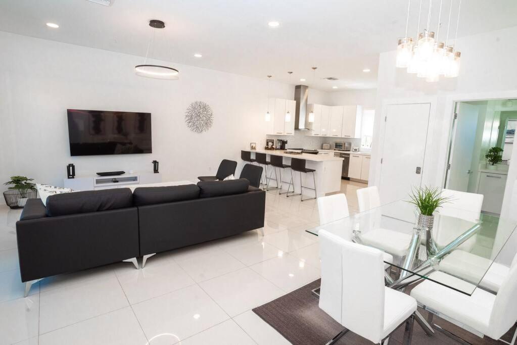 Across The Ocean Few Steps To Beach Contemporary Three Bedroom Townhouse Pompano Beach Εξωτερικό φωτογραφία