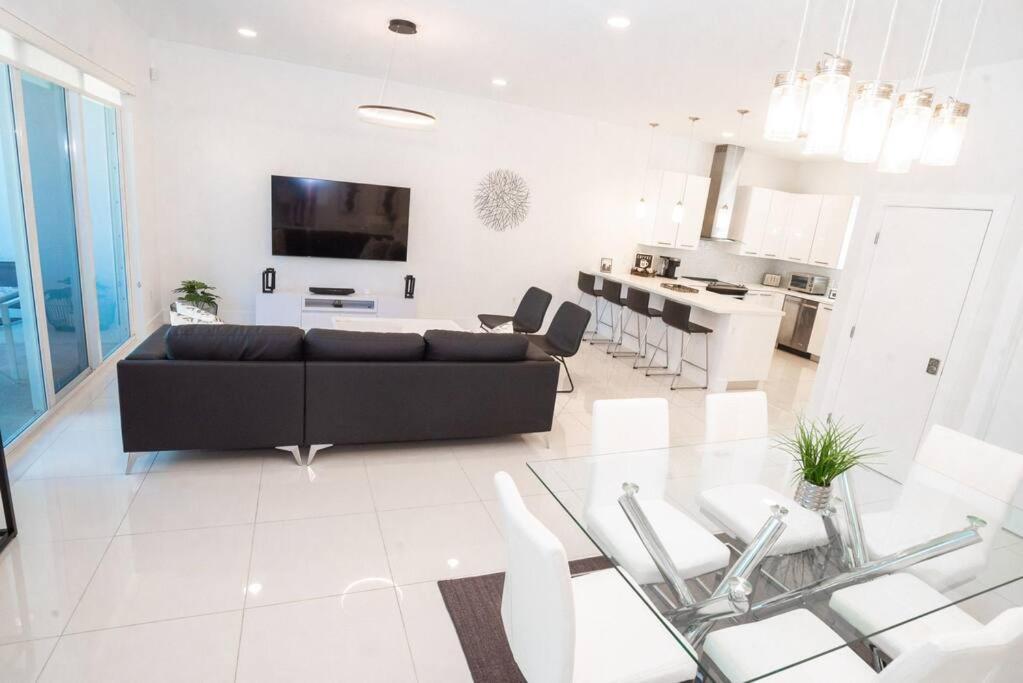 Across The Ocean Few Steps To Beach Contemporary Three Bedroom Townhouse Pompano Beach Εξωτερικό φωτογραφία