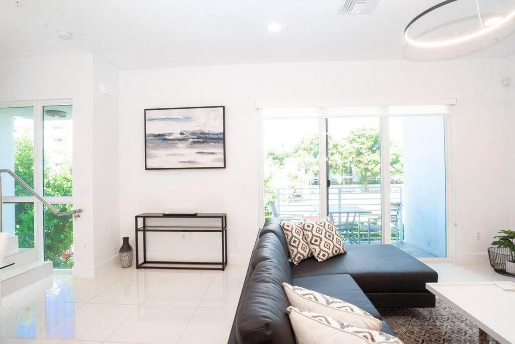 Across The Ocean Few Steps To Beach Contemporary Three Bedroom Townhouse Pompano Beach Εξωτερικό φωτογραφία