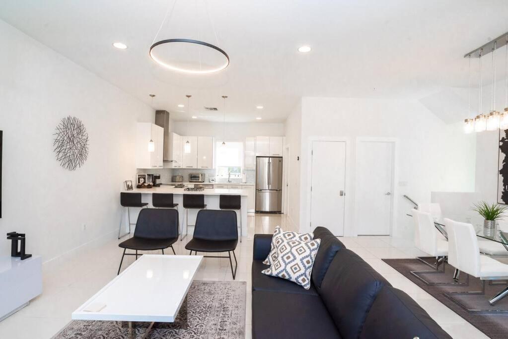 Across The Ocean Few Steps To Beach Contemporary Three Bedroom Townhouse Pompano Beach Εξωτερικό φωτογραφία