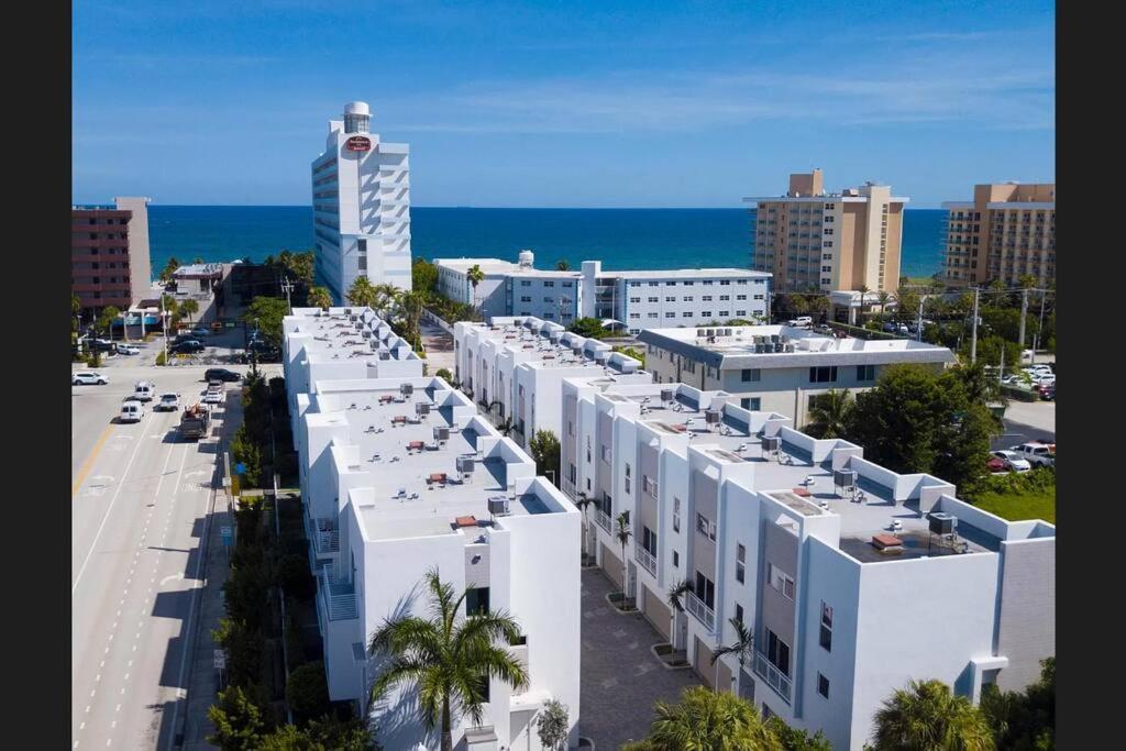 Across The Ocean Few Steps To Beach Contemporary Three Bedroom Townhouse Pompano Beach Εξωτερικό φωτογραφία