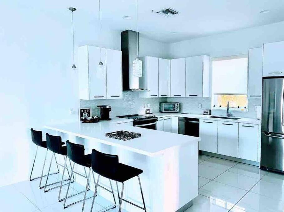 Across The Ocean Few Steps To Beach Contemporary Three Bedroom Townhouse Pompano Beach Εξωτερικό φωτογραφία