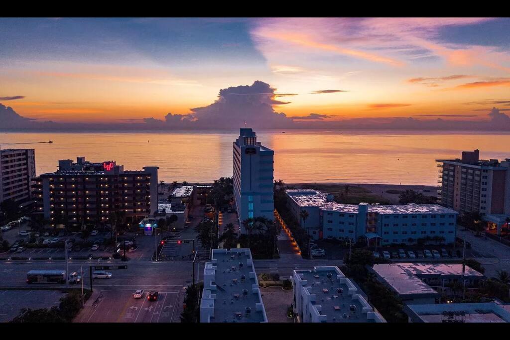 Across The Ocean Few Steps To Beach Contemporary Three Bedroom Townhouse Pompano Beach Εξωτερικό φωτογραφία