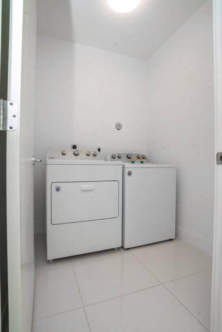 Across The Ocean Few Steps To Beach Contemporary Three Bedroom Townhouse Pompano Beach Εξωτερικό φωτογραφία