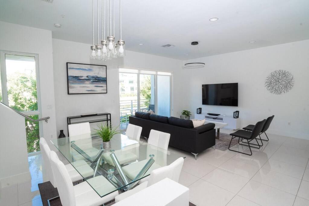 Across The Ocean Few Steps To Beach Contemporary Three Bedroom Townhouse Pompano Beach Εξωτερικό φωτογραφία
